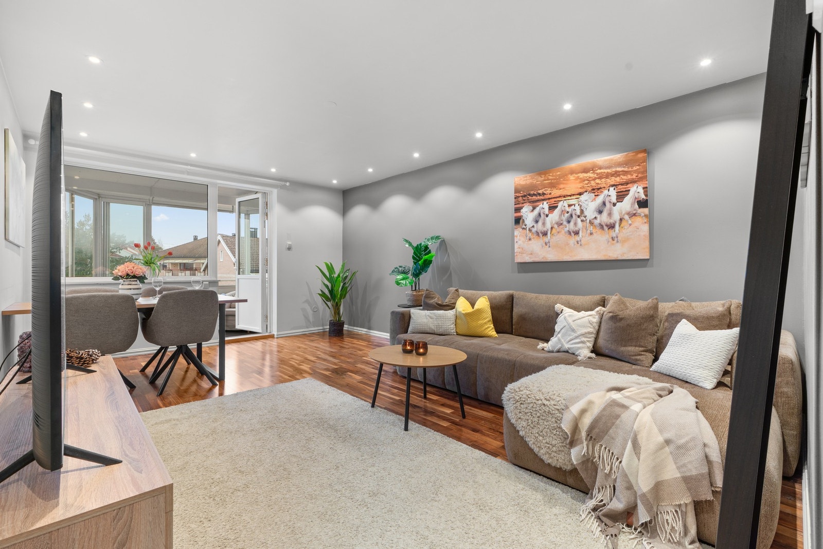 Internett og tv inkl. i felleskostnadene. Populær og meget sentral beliggenhet med kort gangavstand til Lambertseter senter og T-banestasjon. Galleribilde