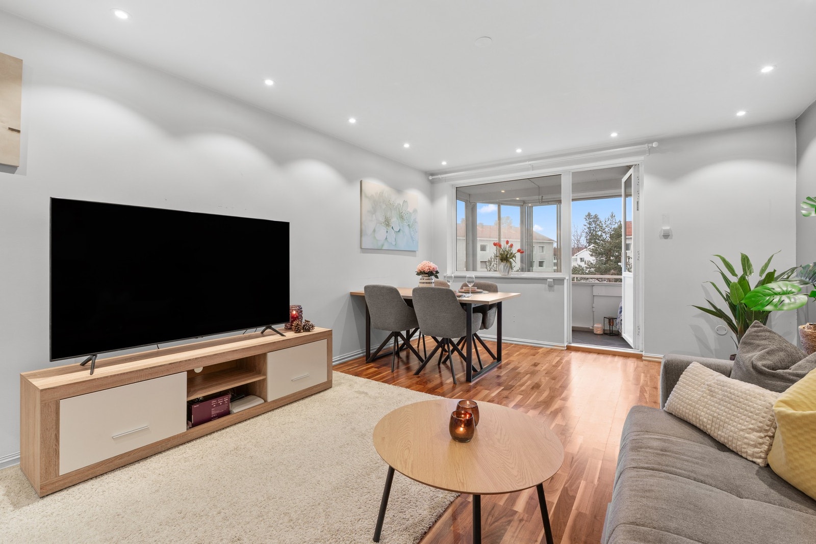 Utgang til innglasset balkong. Galleribilde