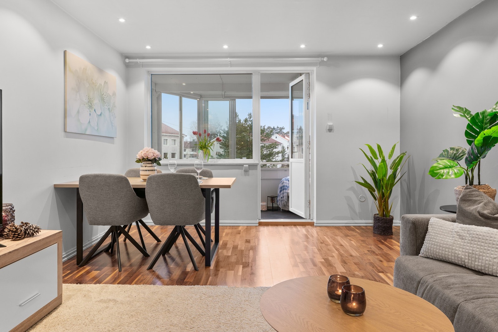 Vinduer med isolerglass fra 2011 gir godt med naturlig lysinnslipp og bidrar til et behagelig inneklima. Galleribilde