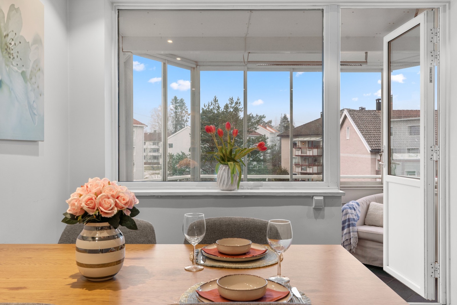 Balkongen har en størrelse på 8 m², som gir romslig plass til oppbevaring eller annet bruk. Galleribilde