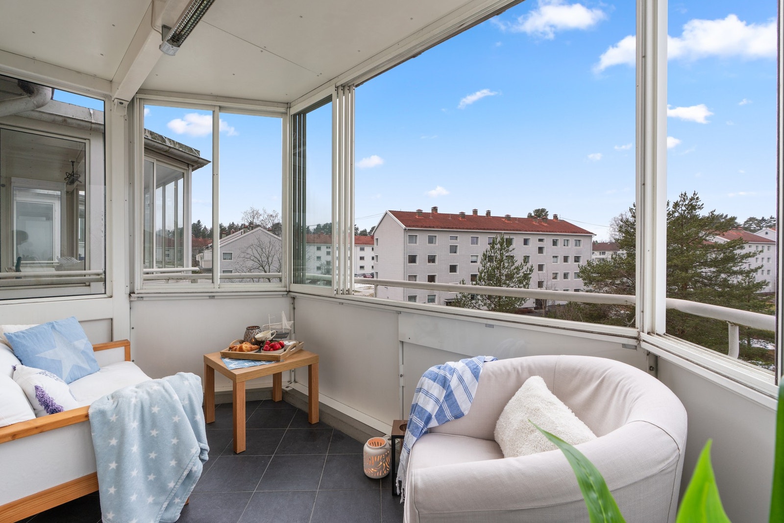 Boligen har tre disponible boder utenfor leiligheten. Loftsboden er på cirka 7 m², hvor 3,5 m² er måleverdig grunnet skråtak. Galleribilde