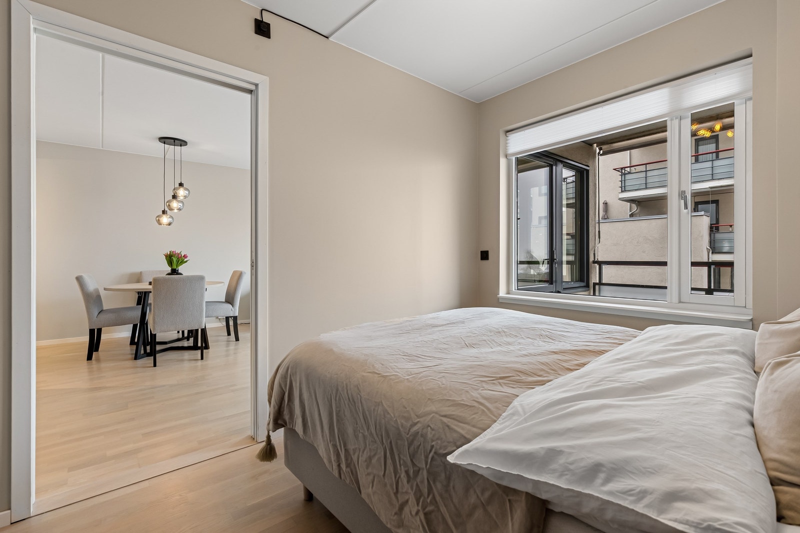 Rommet er adskilt fra stuen med en praktisk skyvedør. Galleribilde