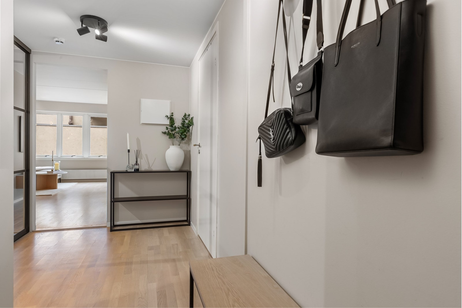 Takhøyden i entreen er ca. 2,23 meter. Galleribilde