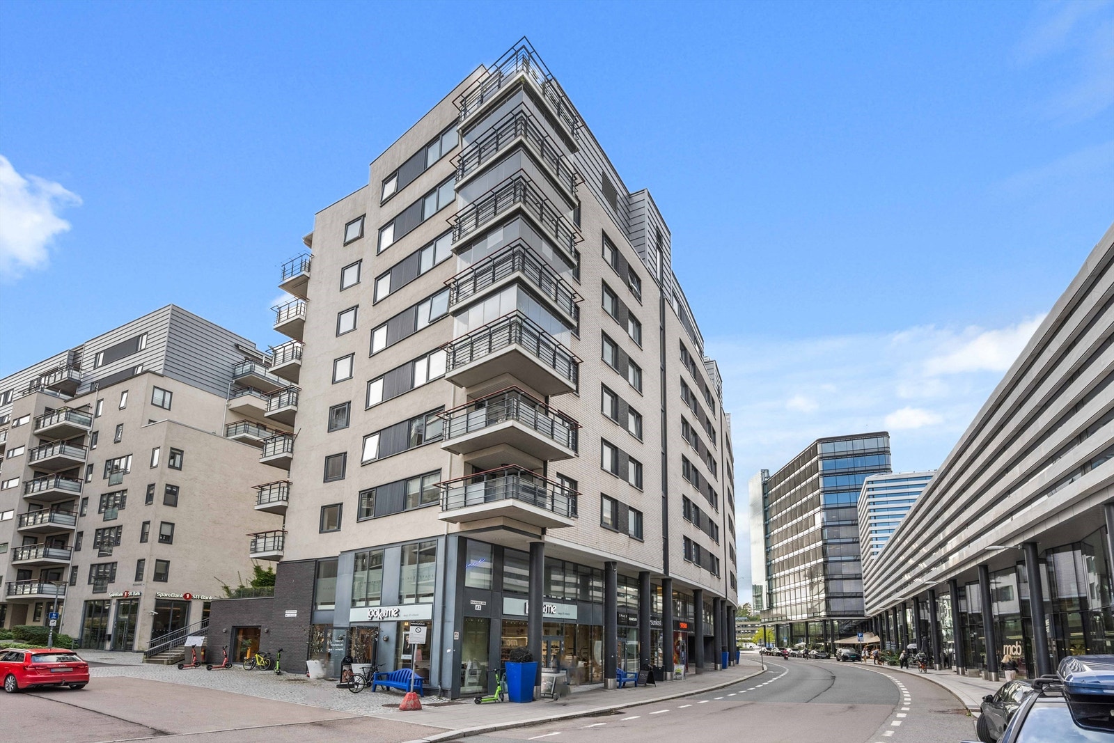 Bygget huser flere servicetilbud og butikker på gateplan. Galleribilde