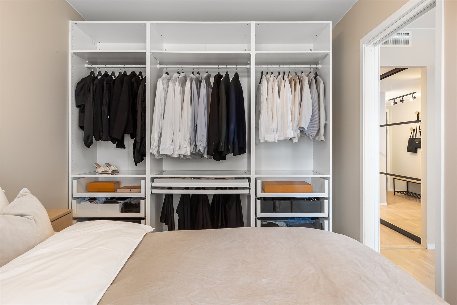 En stor garderobeløsning gir utmerkede oppbevaringsmuligheter. Galleribilde