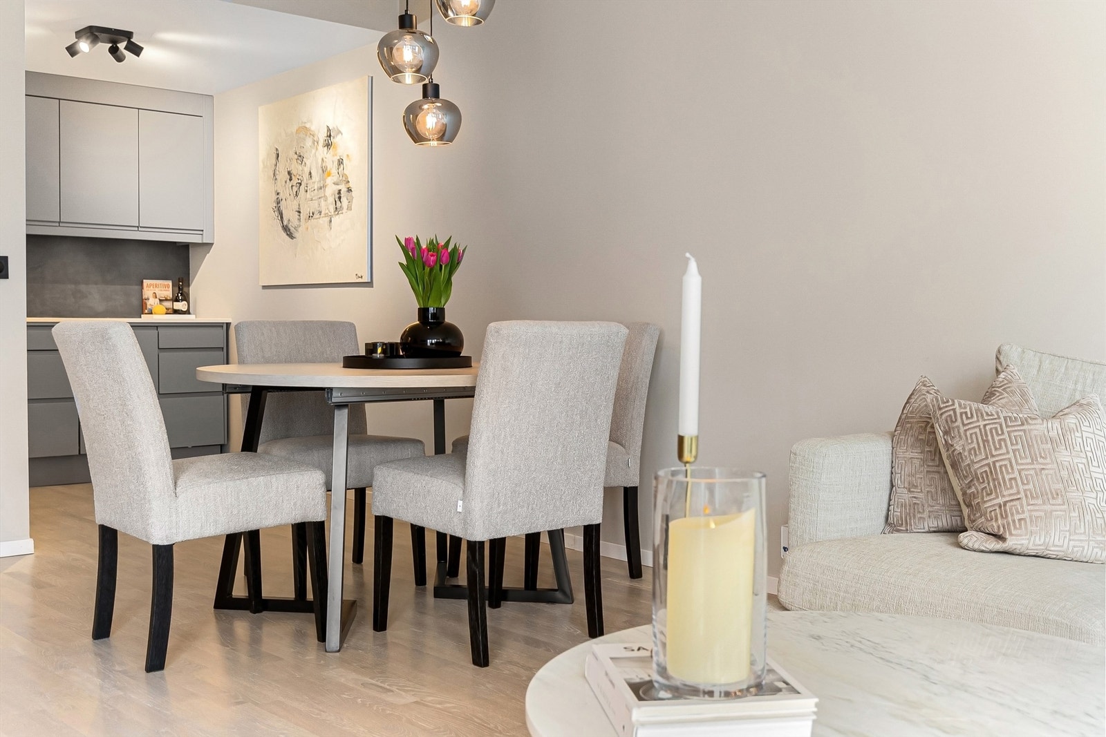 Den sømløse overgangen mellom stue og kjøkken gjør rommet svært funksjonelt. Galleribilde