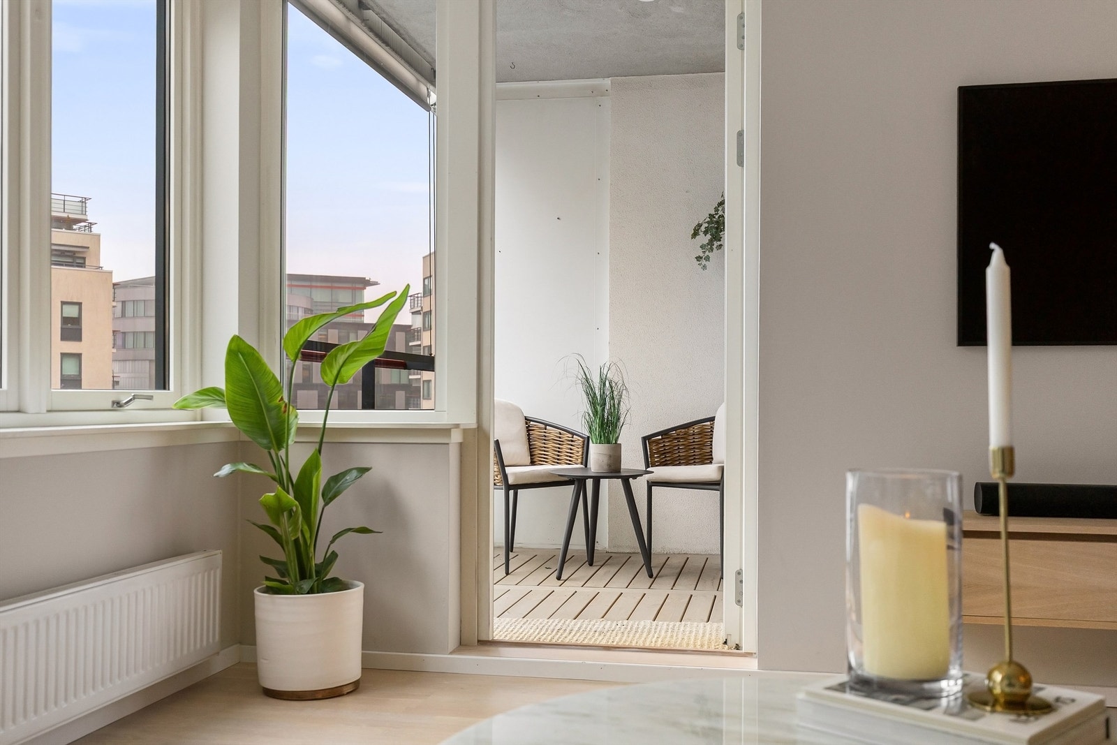 Balkongdøren har to-lags glass fra byggeåret. Galleribilde