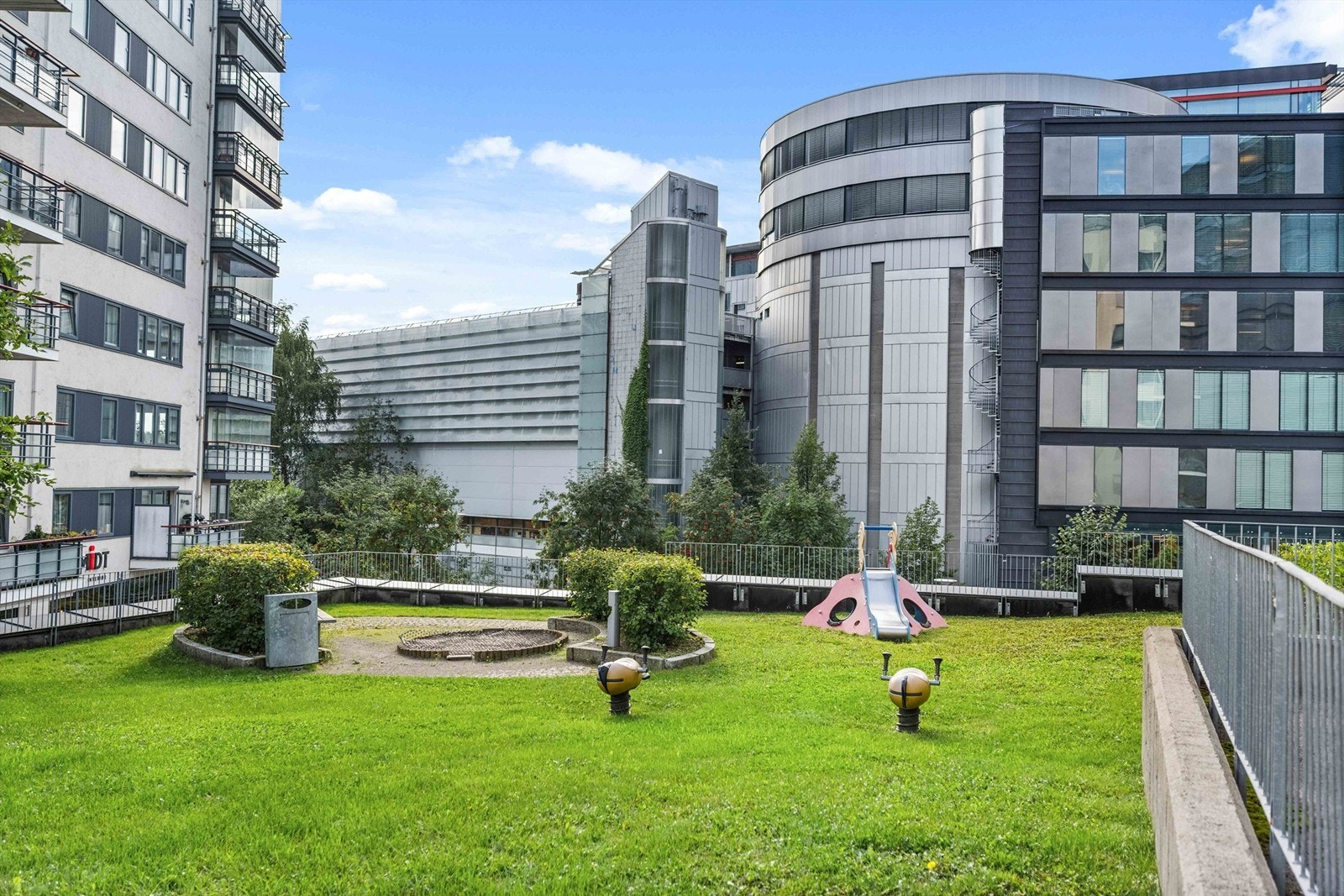 Fellesområdene er pent opparbeidet med grøntarealer og lekeplass. Galleribilde