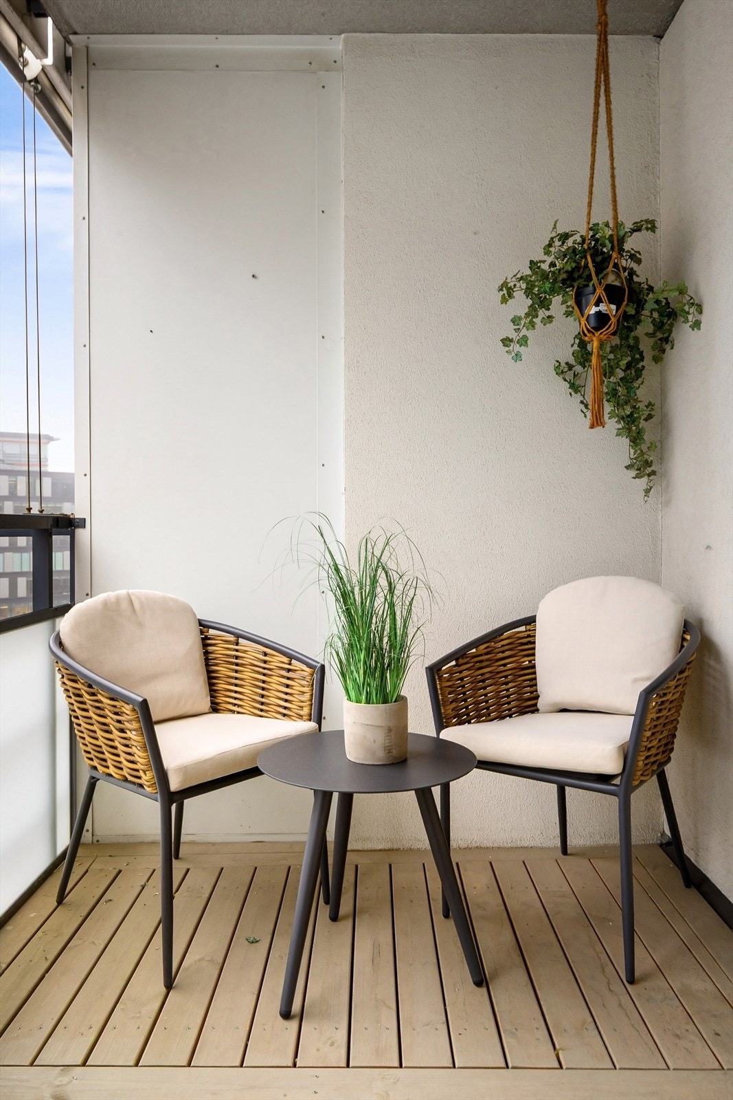 Balkongen har plass til en hyggelig sittegruppe. Galleribilde