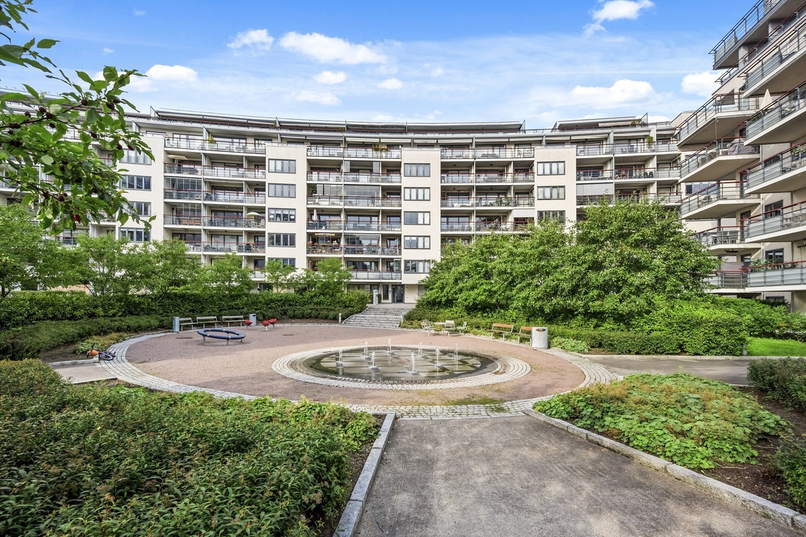 En hyggelig fontene utgjør et sentralt punkt i det indre gårdsrommet. Galleribilde