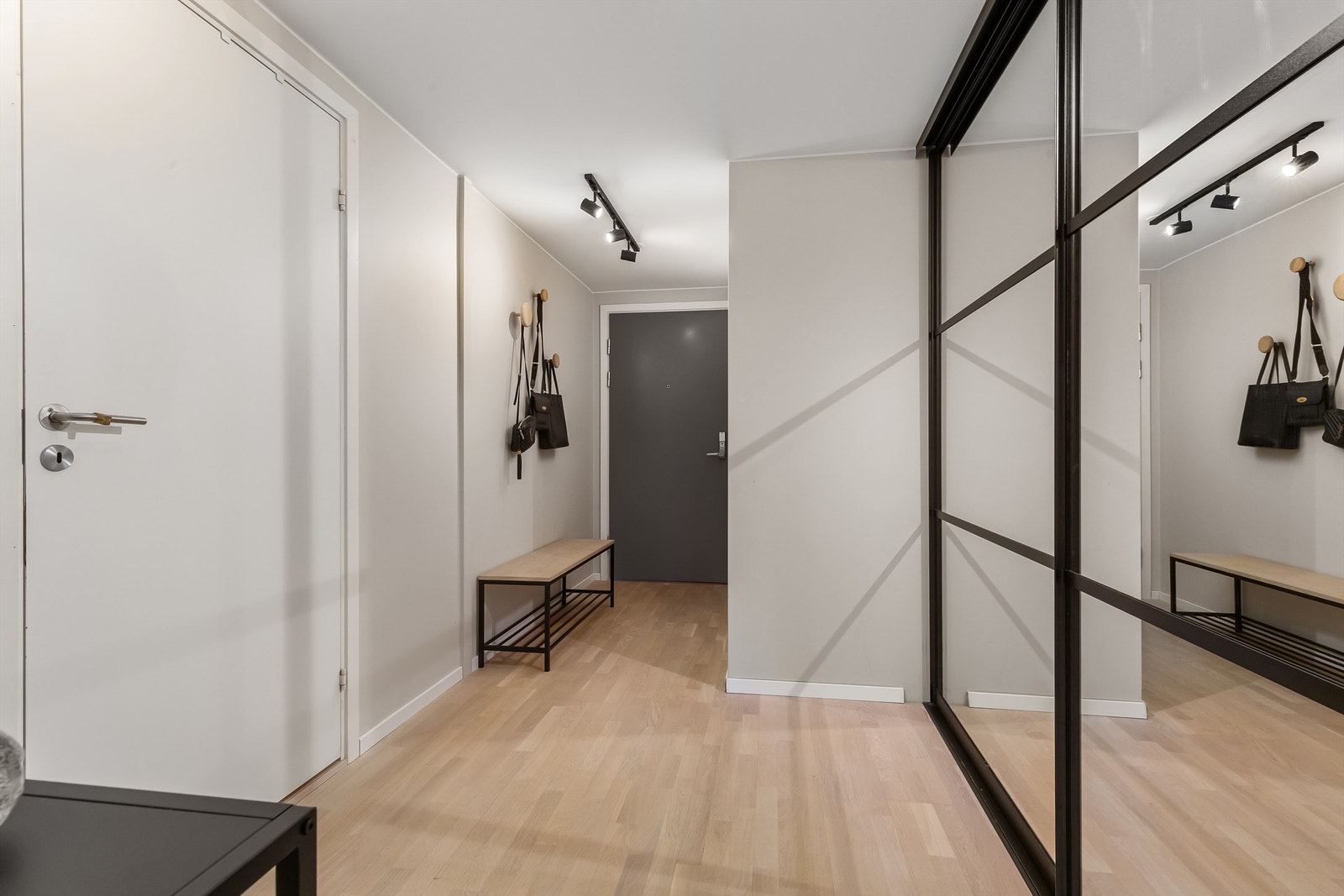 Velkommen inn. Leiligheten har heisadkomst og en romslig entré med parkettgulv. Galleribilde