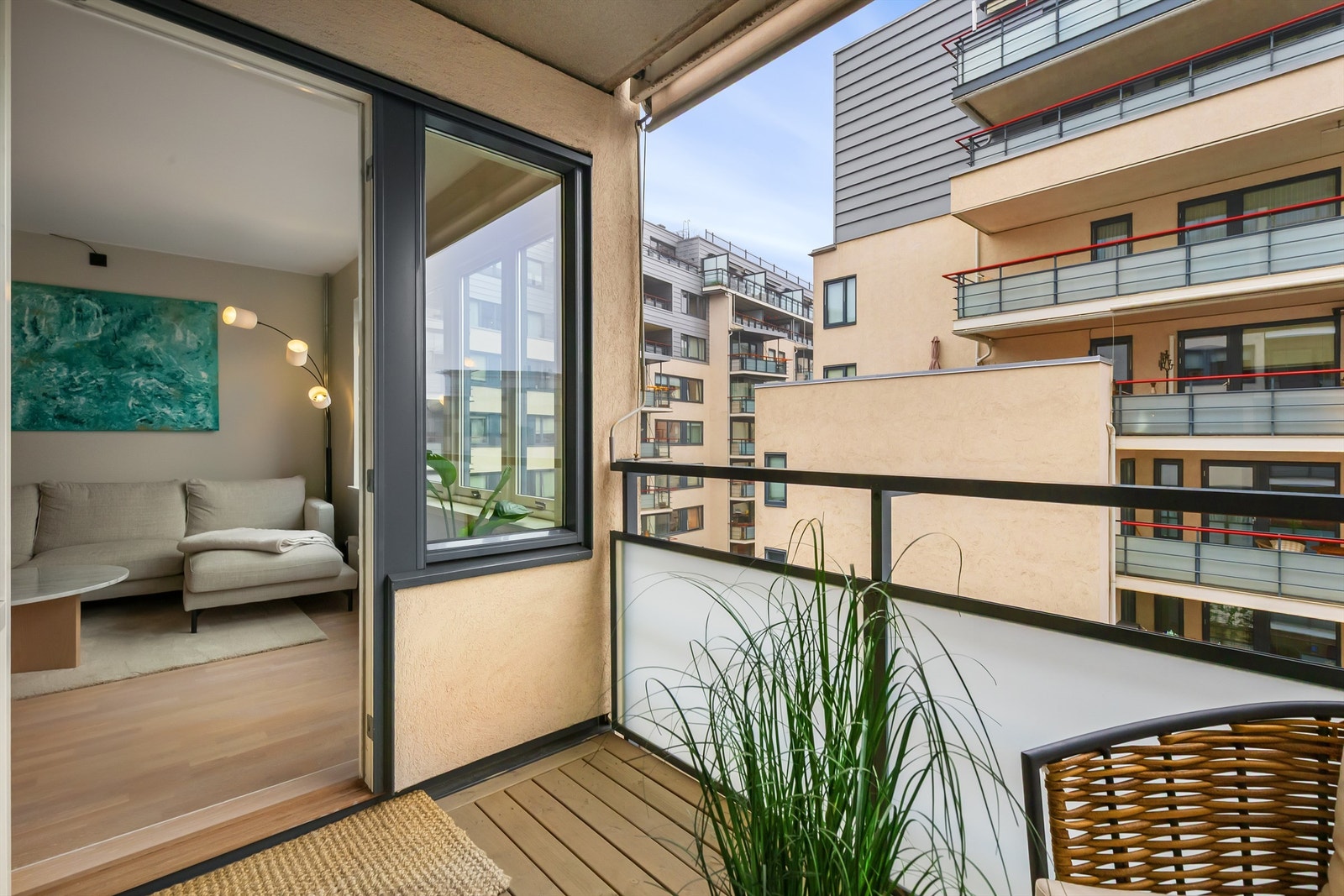 Gulvet er belagt med terrassebord, og rekkverket er i metall og glass. Galleribilde