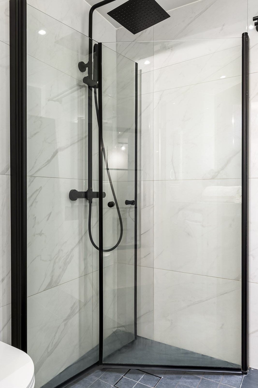 Dusjhjørnet har innfellbare glassdører og en behagelig regnfallsdusj. Galleribilde