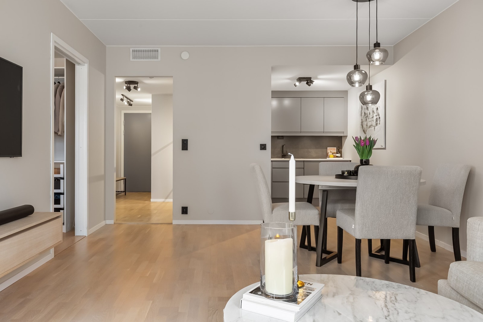 Fra stuen er det enkel adkomst til leilighetens øvrige rom. Galleribilde