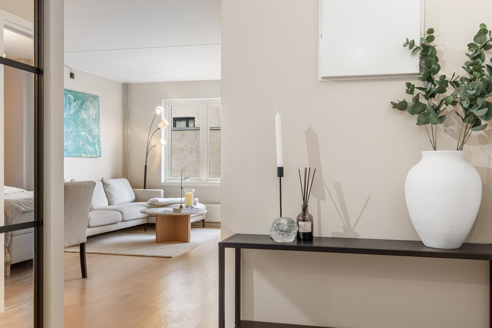 Fra entreen er det en åpen og innbydende siktlinje inn mot stuen. Galleribilde