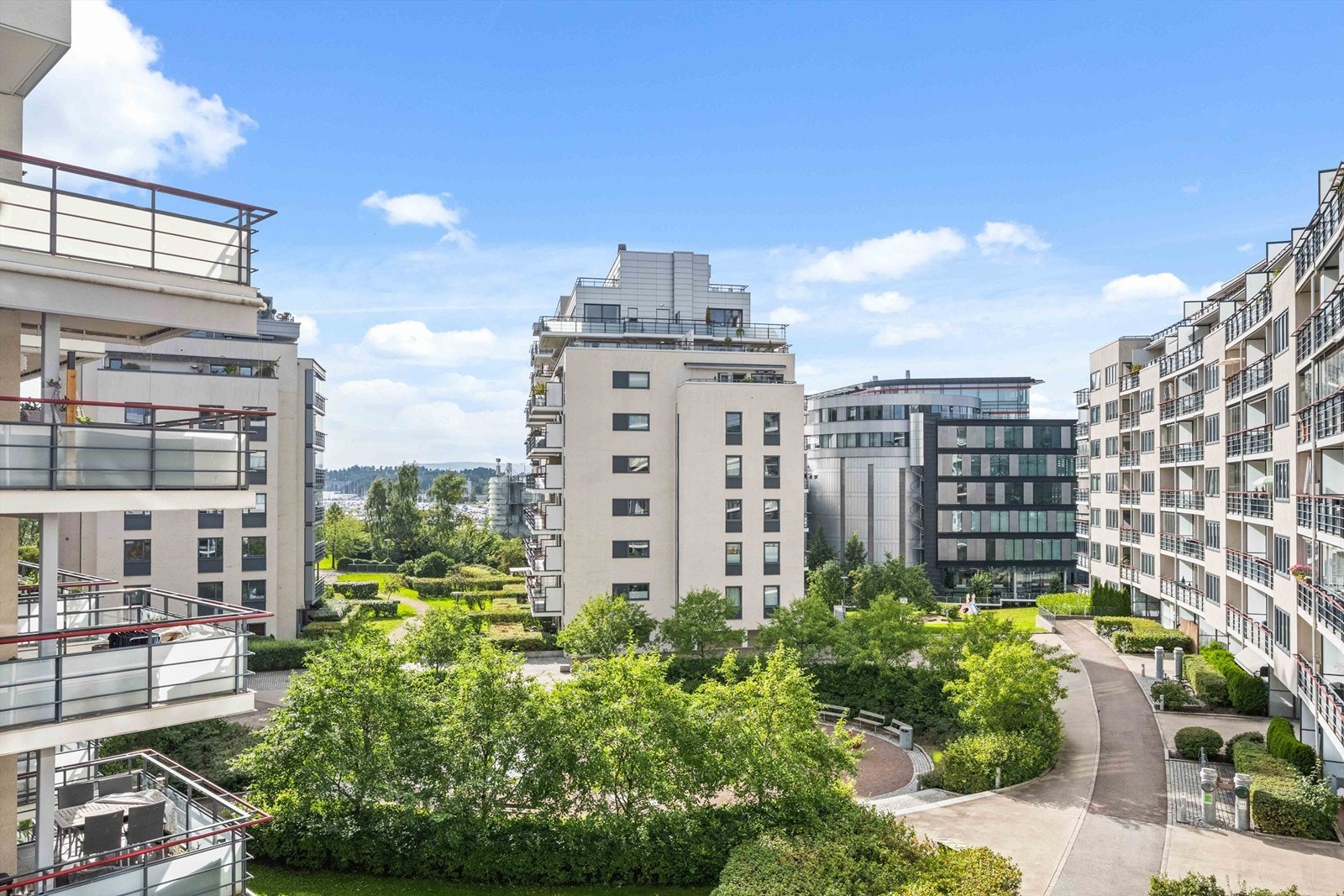 Fra leiligheten og fellesarealene er det utsikt over de grønne, indre gårdsrommene. Galleribilde