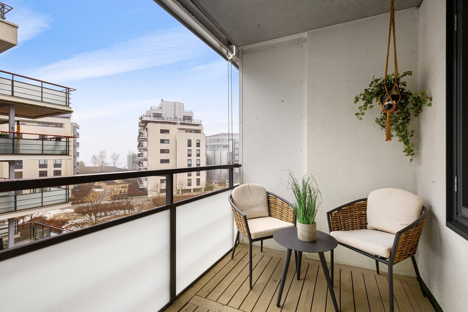 Fra balkongen på 4 m² har du utsikt mot fjorden, en påminnelse om den unike beliggenheten. Galleribilde