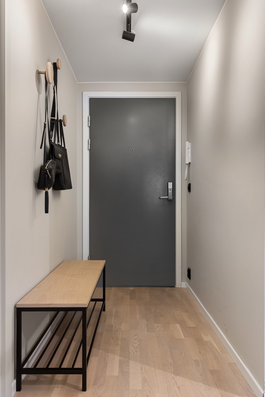 Sikkerhetsdør (B30/40dB) og callinganlegg gir en trygg adkomst til boligen. Galleribilde