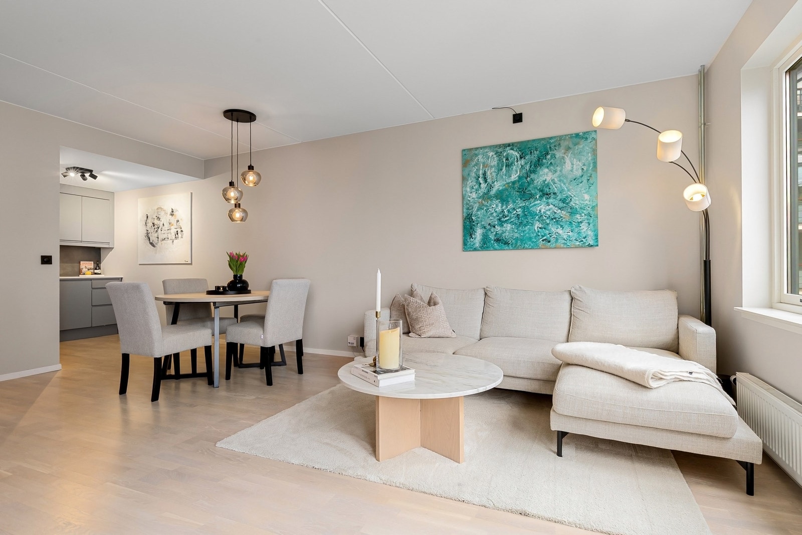 Gjennomgående parkettbord og malte flater gir et helhetlig og stilrent inntrykk. Galleribilde