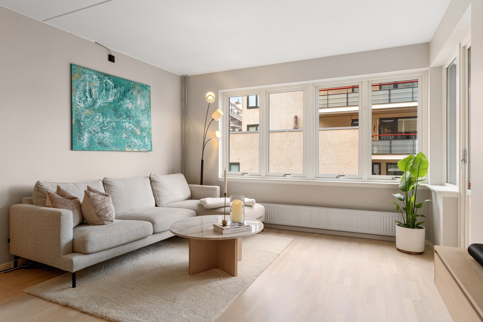 Stuen er det sentrale rommet, med god plass til både sofagruppe og spiseplass. Galleribilde