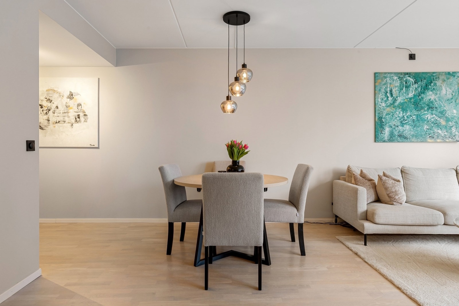 Den åpne løsningen mot kjøkkenet skaper en sosial og luftig atmosfære. Galleribilde