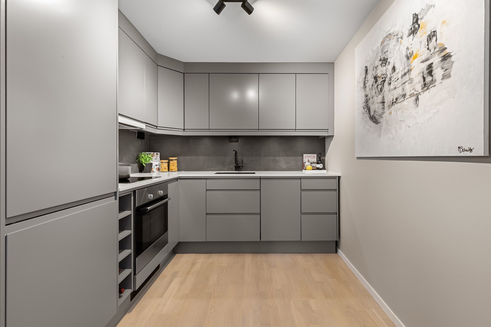 En arealeffektiv 2-roms leilighet med gjennomgående moderne standard fra byggeåret 2007. Galleribilde