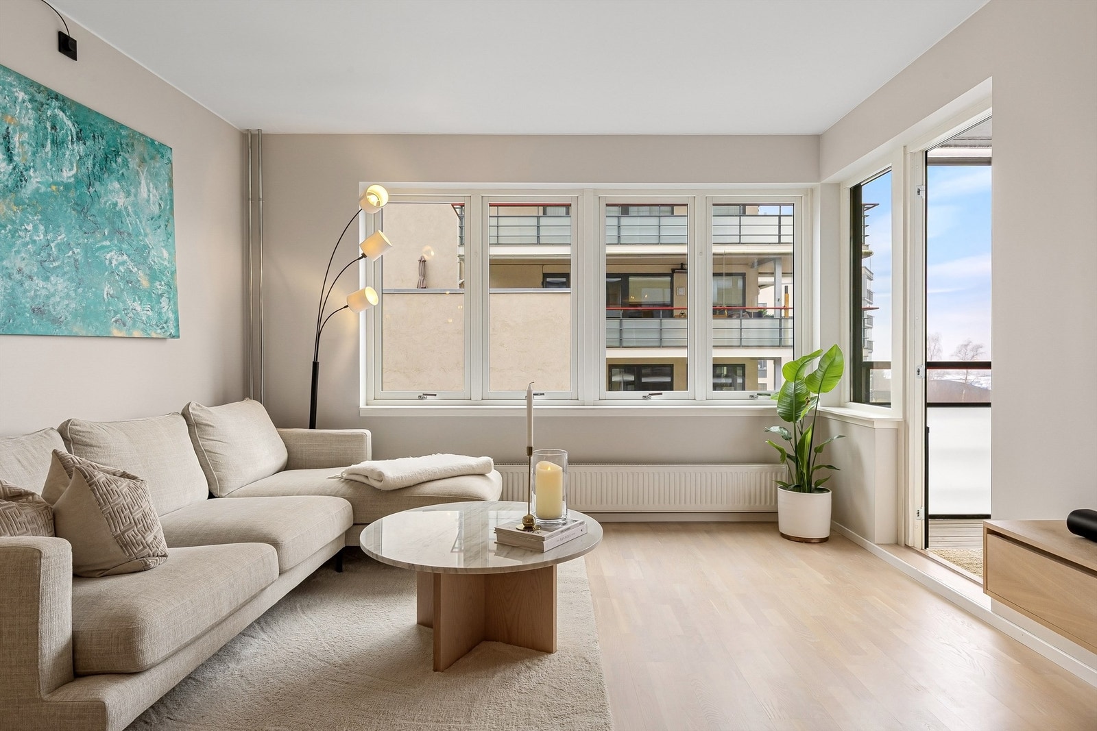 Takhøyden på ca. 2,51 meter i stuen forsterker den gode romfølelsen. Galleribilde