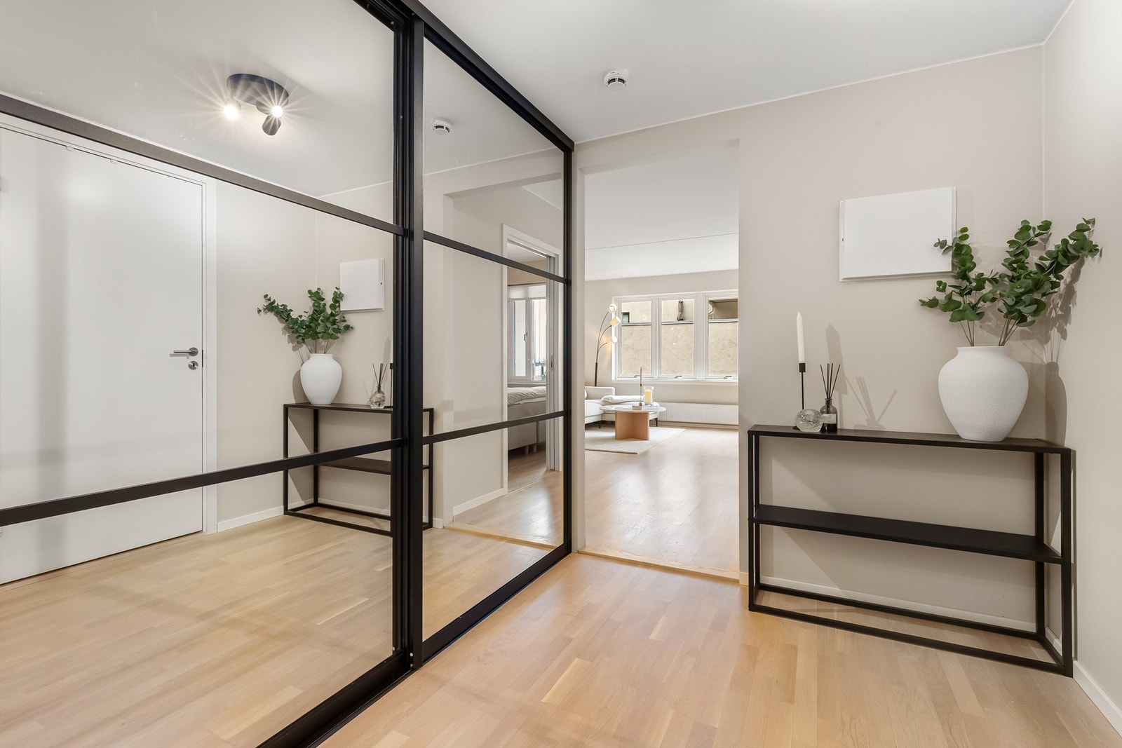 En stor skyvedørsgarderobe med speilfronter gir rikelig med oppbevaringsplass. Galleribilde