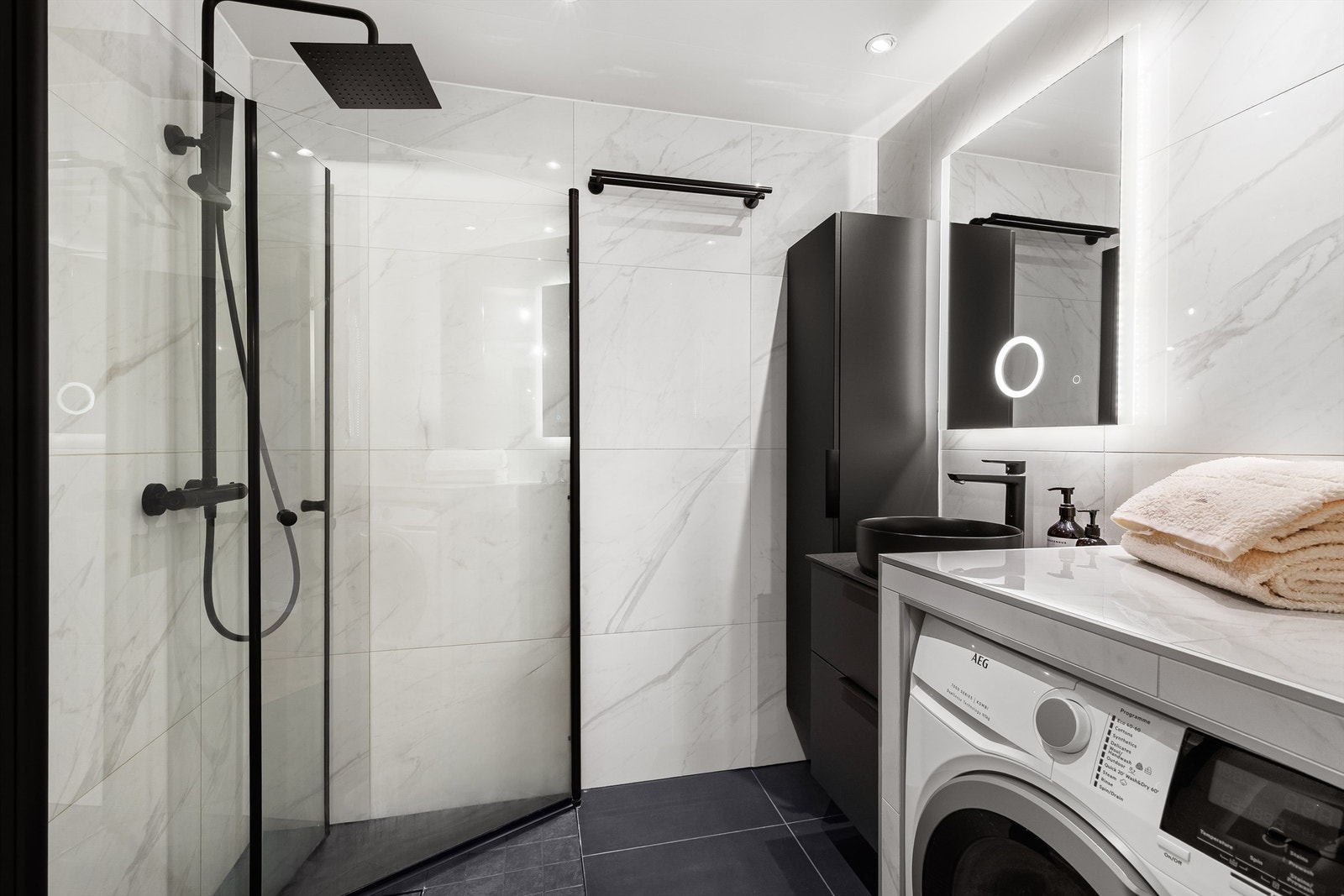 Delikat baderom som ble oppgradert i 2022 med ny innredning og flis på flis. Galleribilde