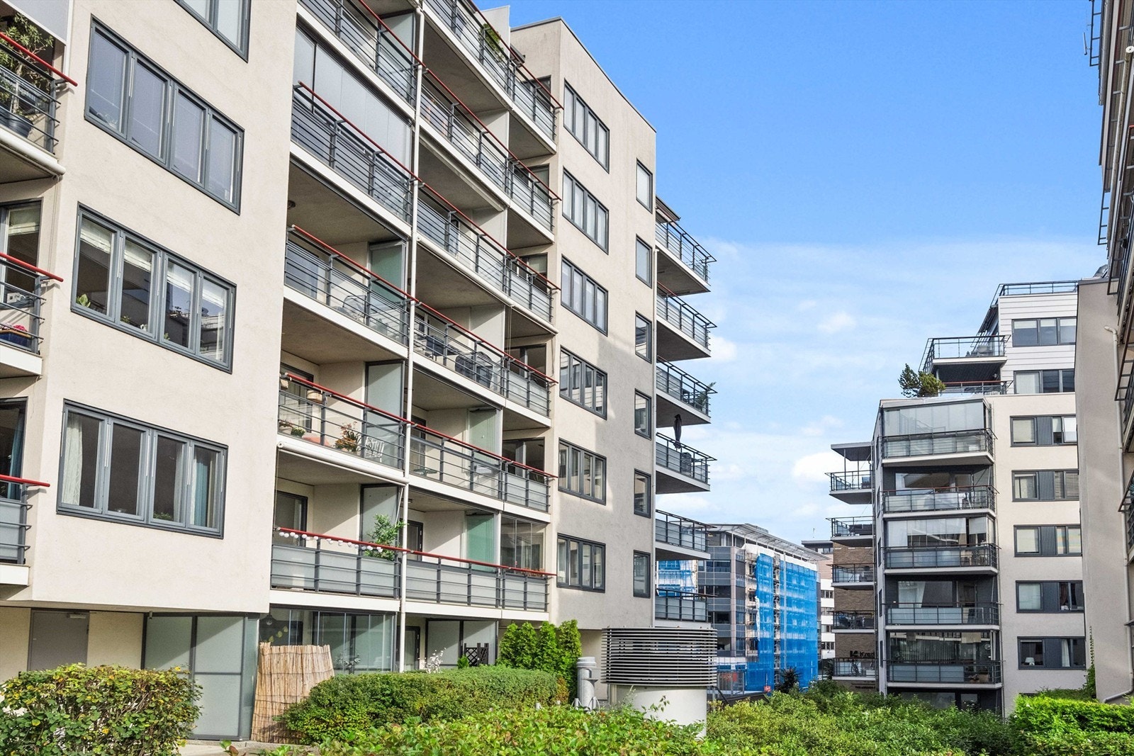 Bygget har en moderne arkitektur med fasader i teglstein og pussede flater. Galleribilde