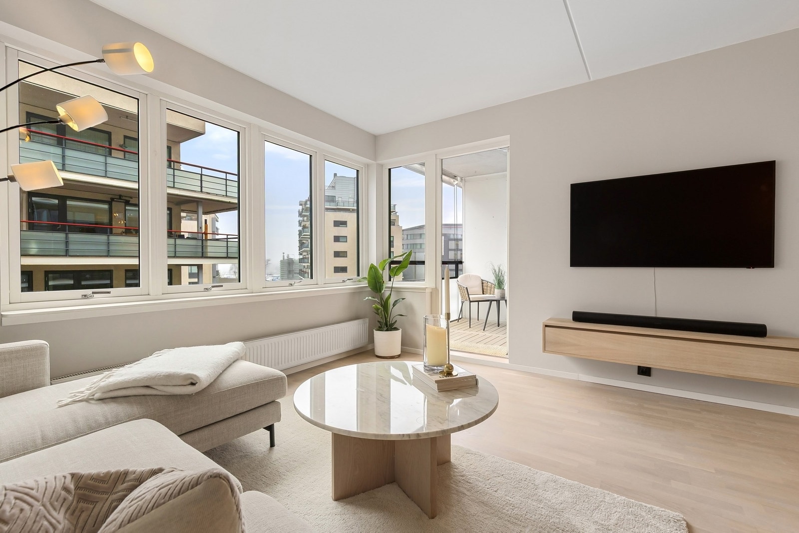 Store vindusflater med to-lags glass slipper inn rikelig med dagslys. Galleribilde