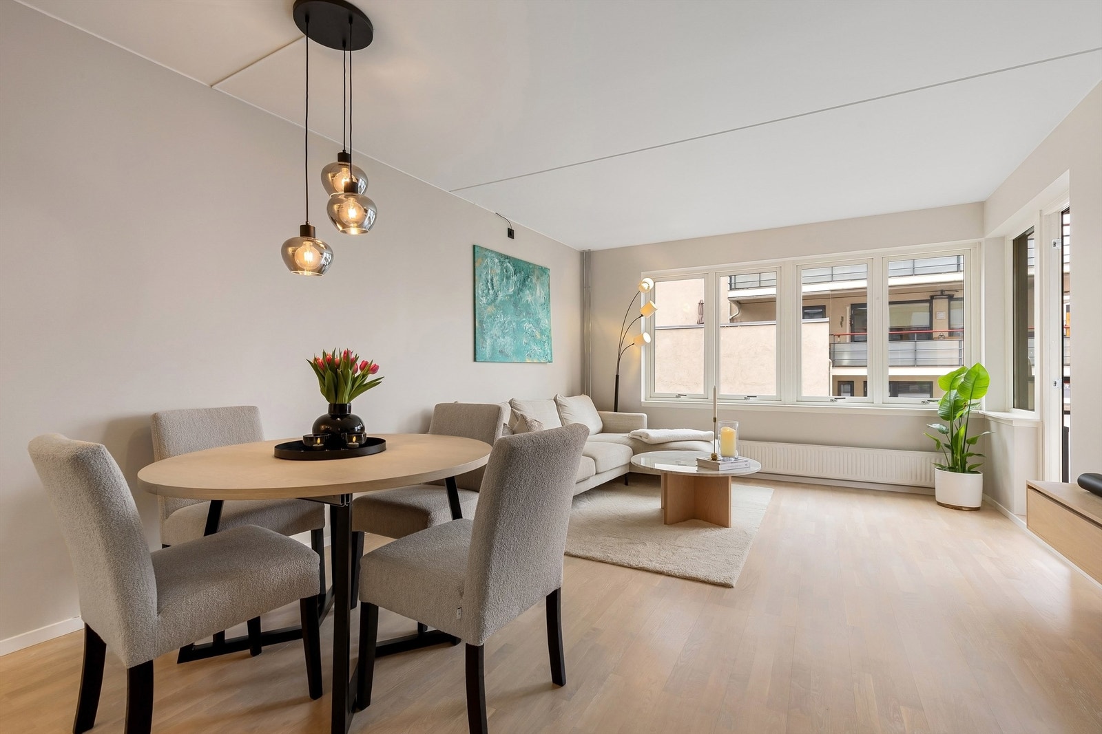 Her er det god plass for en naturlig inndeling av soner for spising og avslapning. Galleribilde