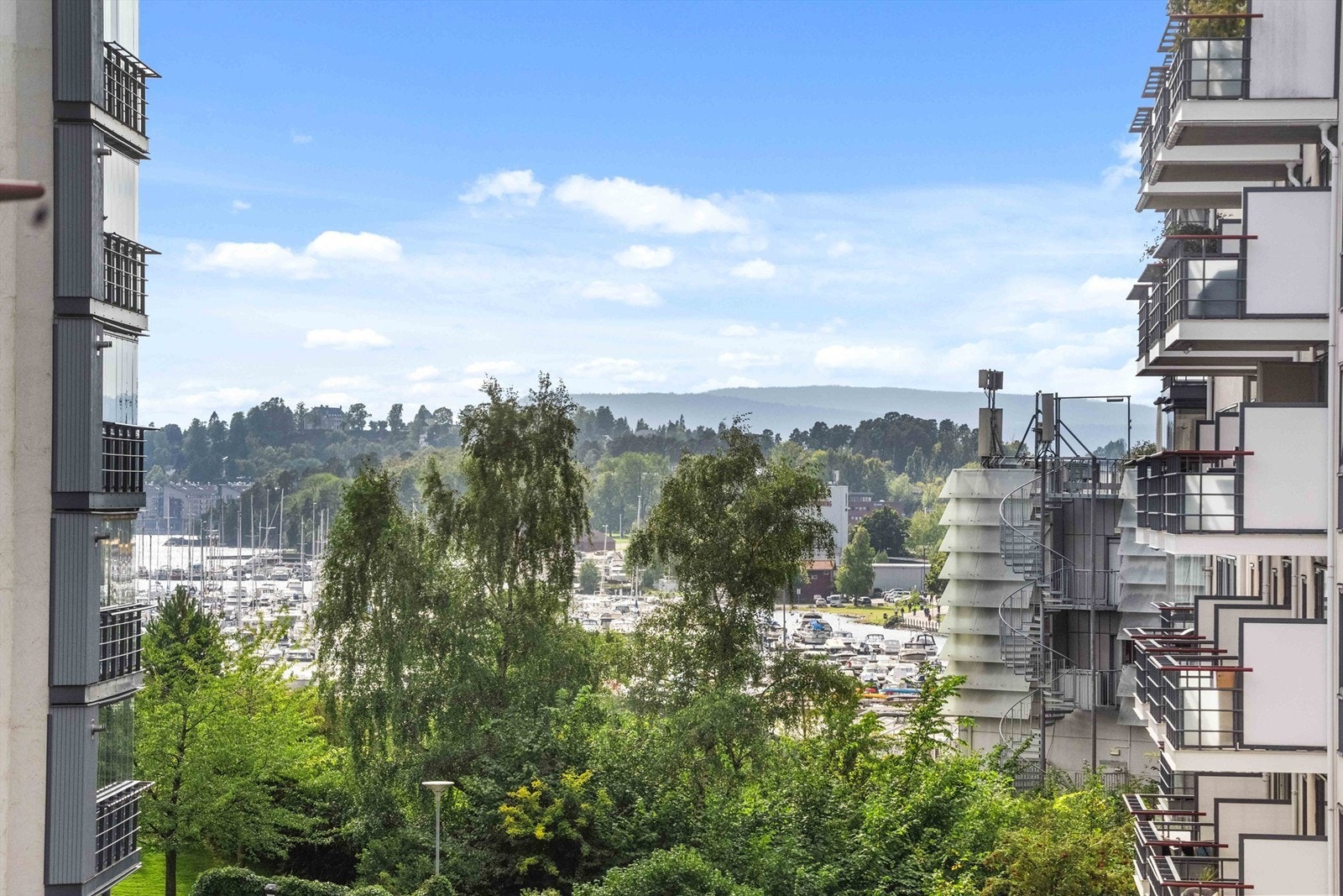 Området byr på nærhet til sjøen, med Frognerkilen og Bestumkilen like ved. Galleribilde