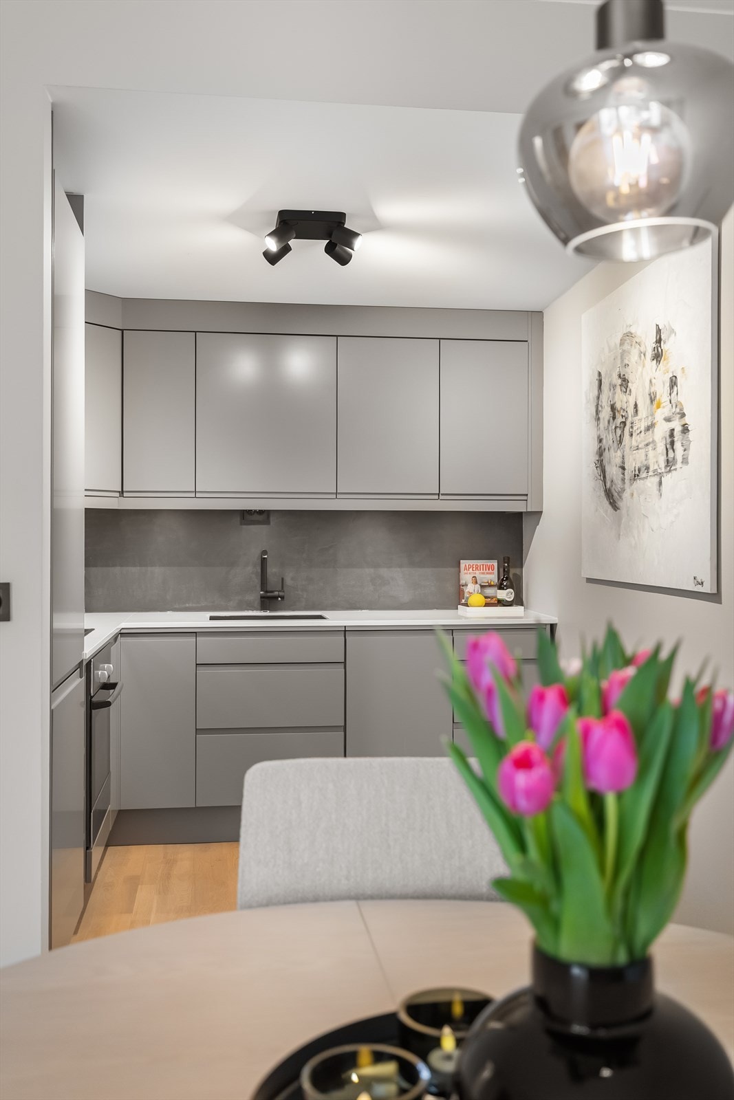 Integrerte hvitevarer inkluderer induksjonstopp, stekeovn, oppvaskmaskin og kjøl/frys. Galleribilde