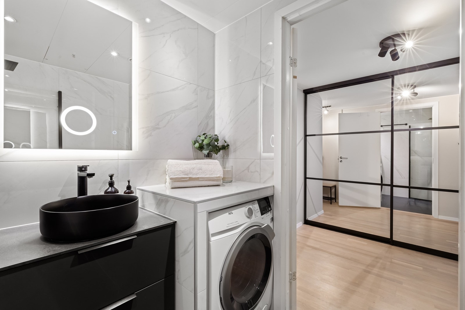 Badet har varme i gulvet, downlights i taket og opplegg for vaskemaskin. Galleribilde