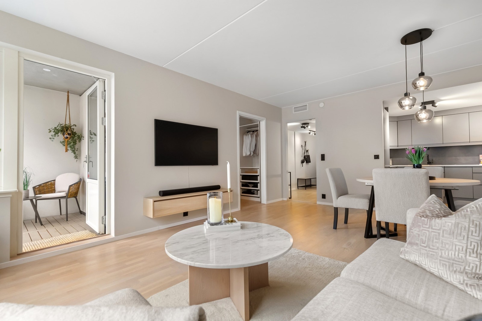 Fra stuen er det direkte utgang til balkongen. Galleribilde