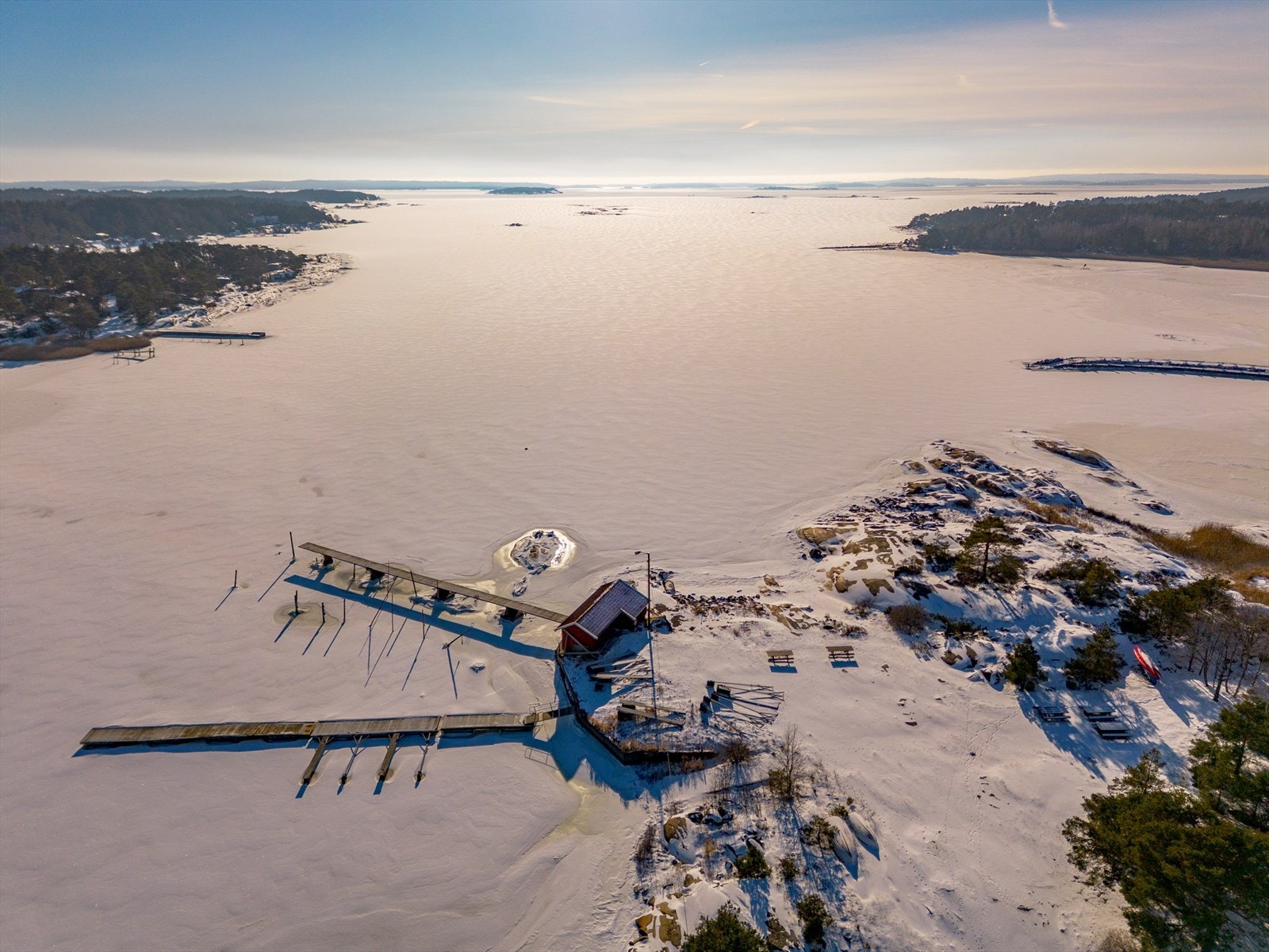 Offentlig badeplass kun 3-4 min gange fra hytta Galleribilde