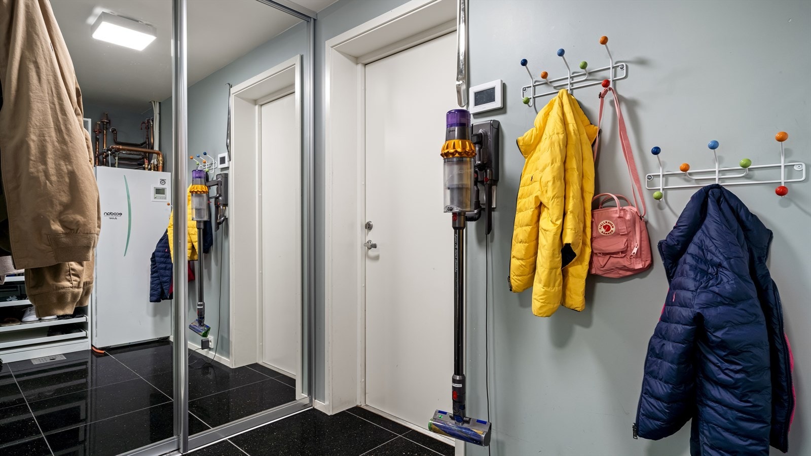 her er det oppbevaring samt opplegg til den vannbårne varmen Galleribilde