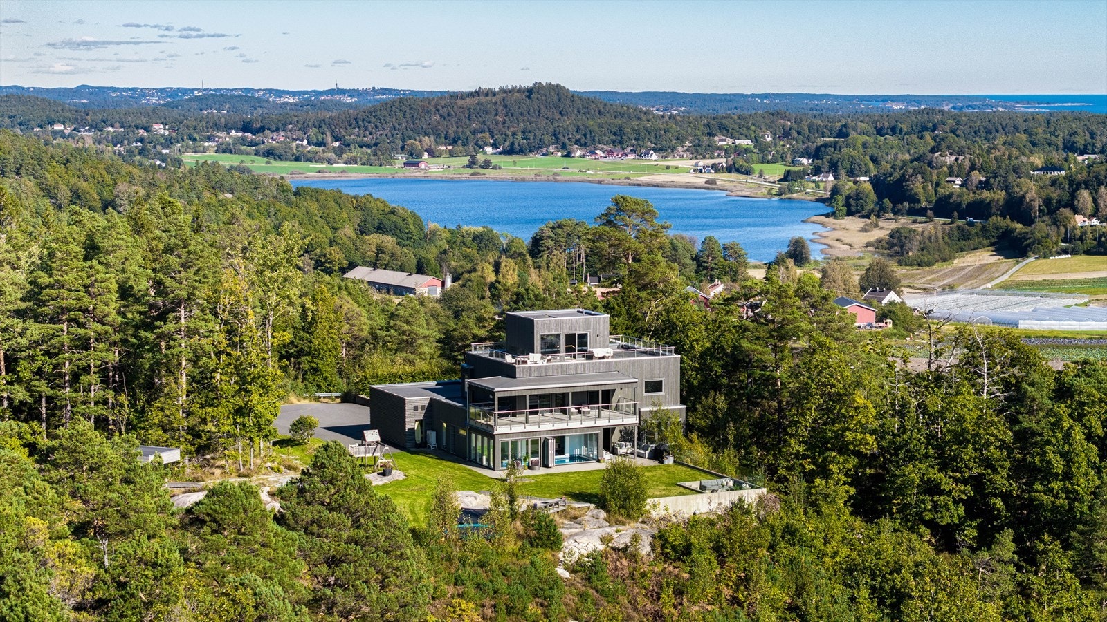 Even Guttormsen i Nordvik presenterer Fjæreveien 301 - eksklusiv enebolig med innvendig basseng - unik beliggenhet - panoramautsikt. Foto:JA Foto Galleribilde