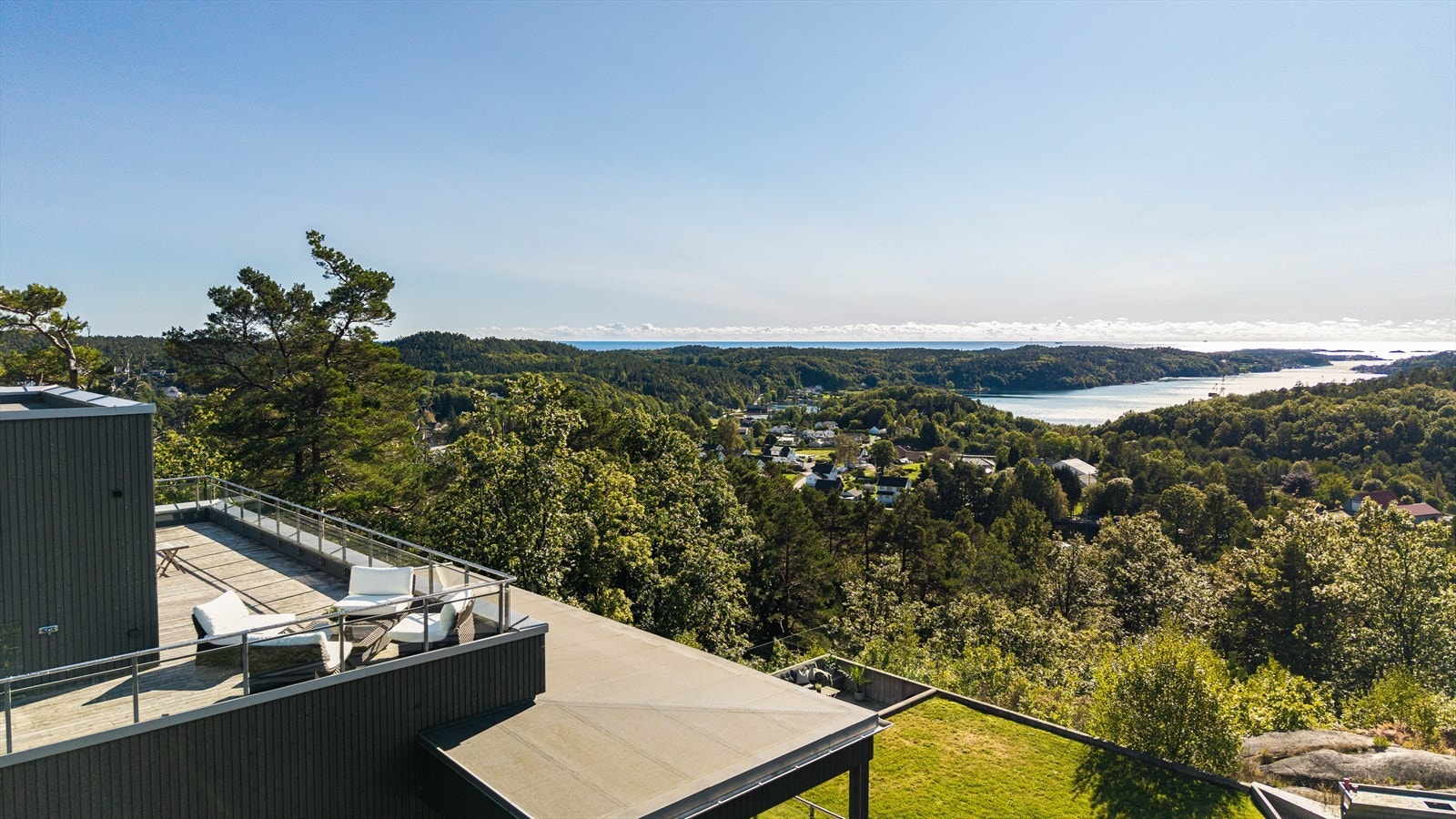 Boligen har en helt rå utsikt utover havet Galleribilde