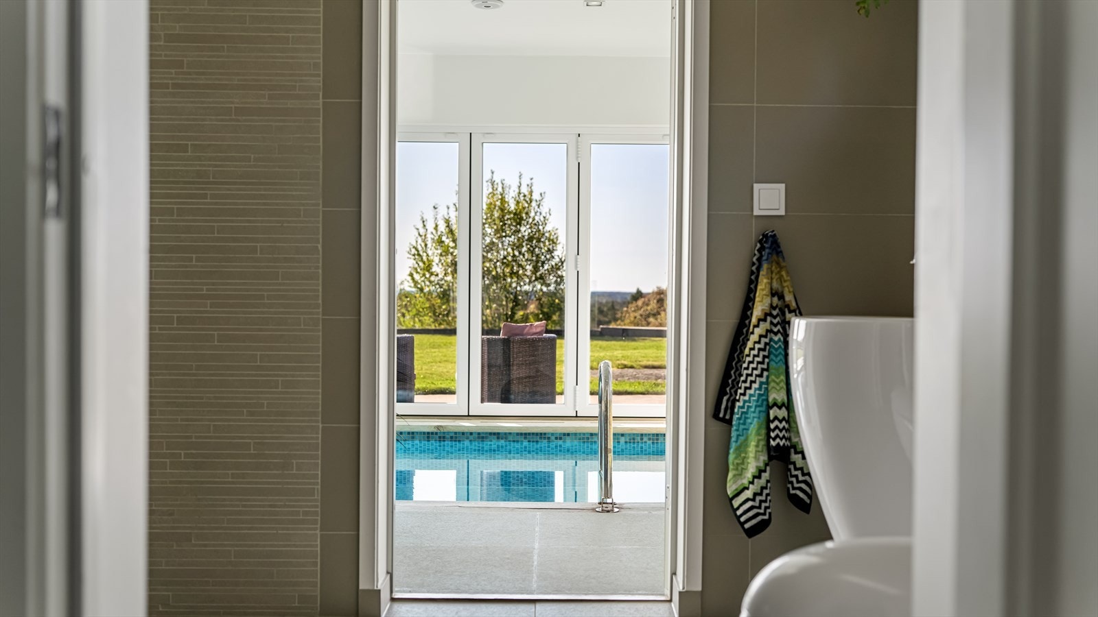 Spa avdeling med dobbel dusj på vei inn til bassenget Galleribilde