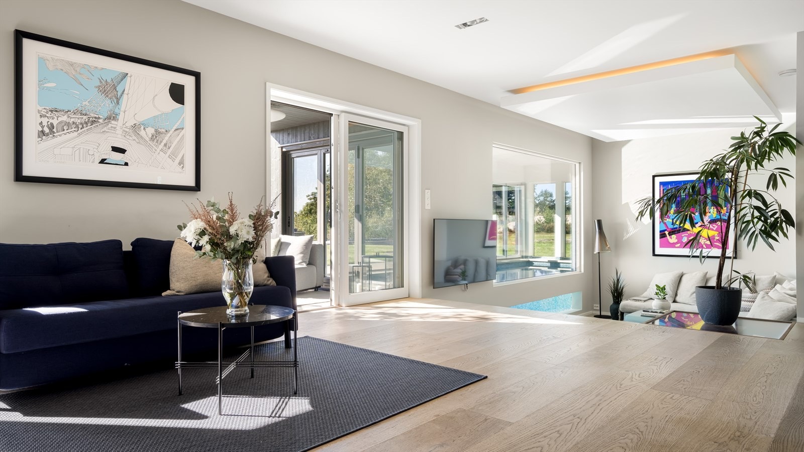 Stuen er senket i den ene delen - dette gir en flott inndeling i soner Galleribilde