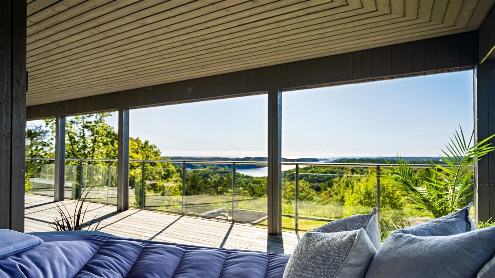 Overbygget veranda med utgang fra hovedsoverom og stue i 2.etg. Galleribilde