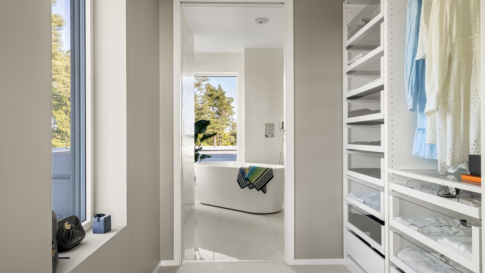 Hovedsoverom har garderobe på vei inn til eget bad - på hver side av sengen Galleribilde