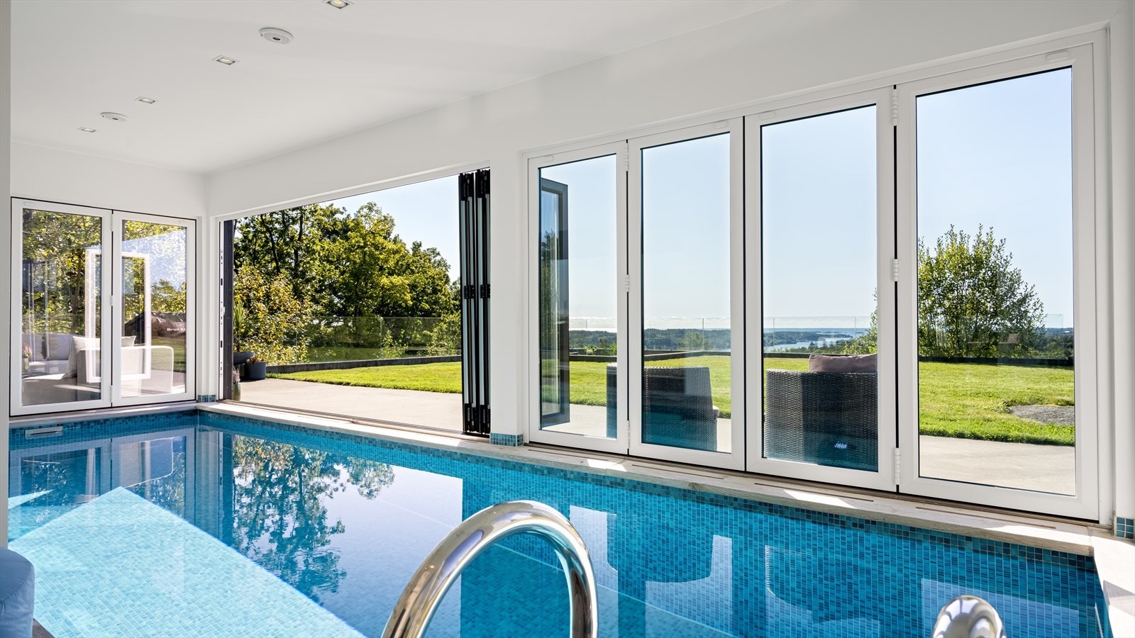 En eksklusiv detalj er bassenget som er utstyrt med motstrøm og det er foldedører ut mot hagen Galleribilde