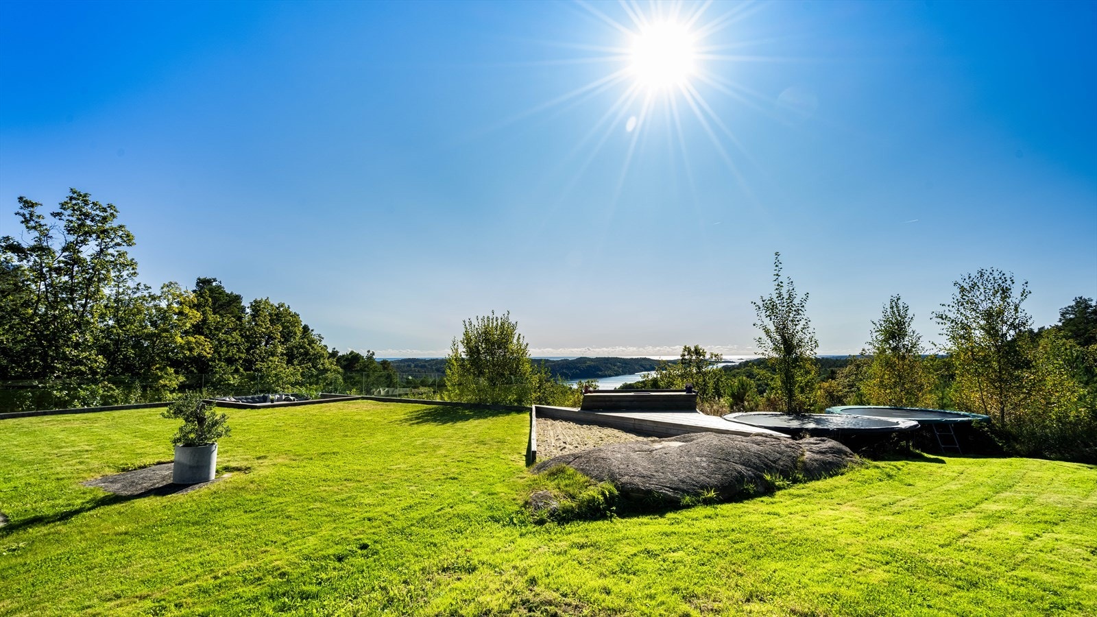 Her er man helt alene på toppen av Grimstad Galleribilde