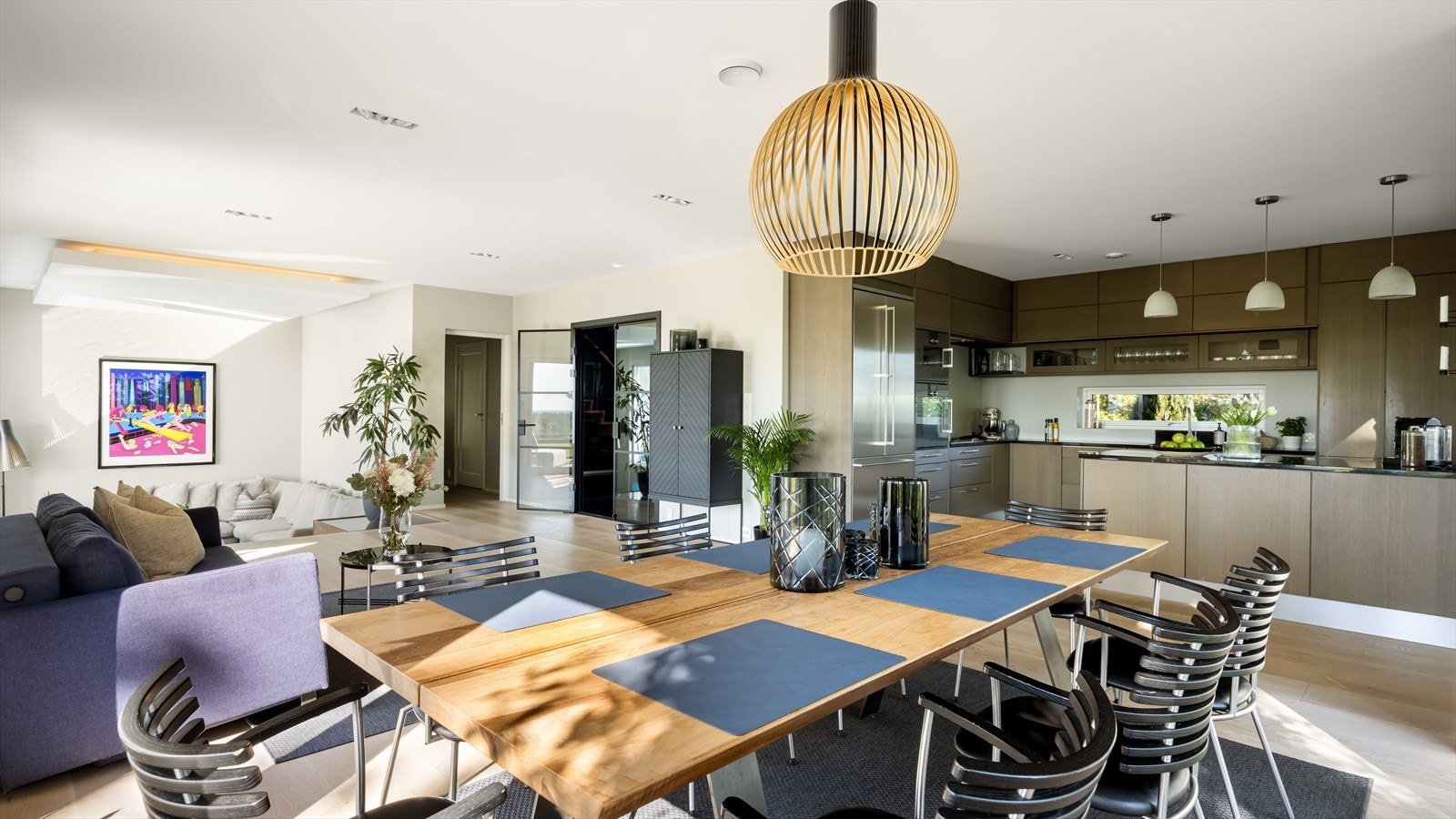 Kjøkkenet ligger i vinkel i forhold til stuen - en god løsning som gir en naturlig plassering av spisestue Galleribilde