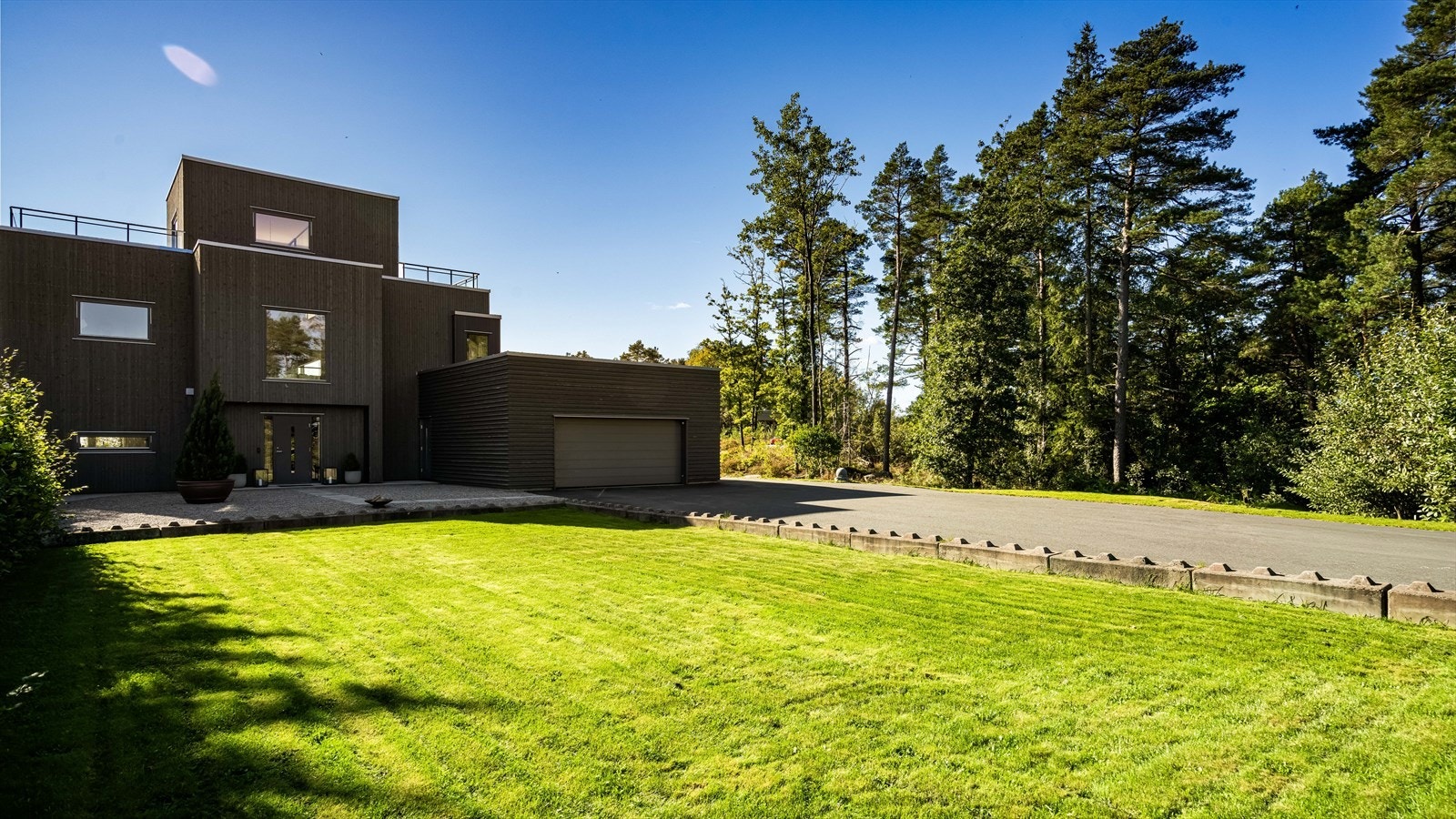 Hyggelig uteareal bak boligen Galleribilde