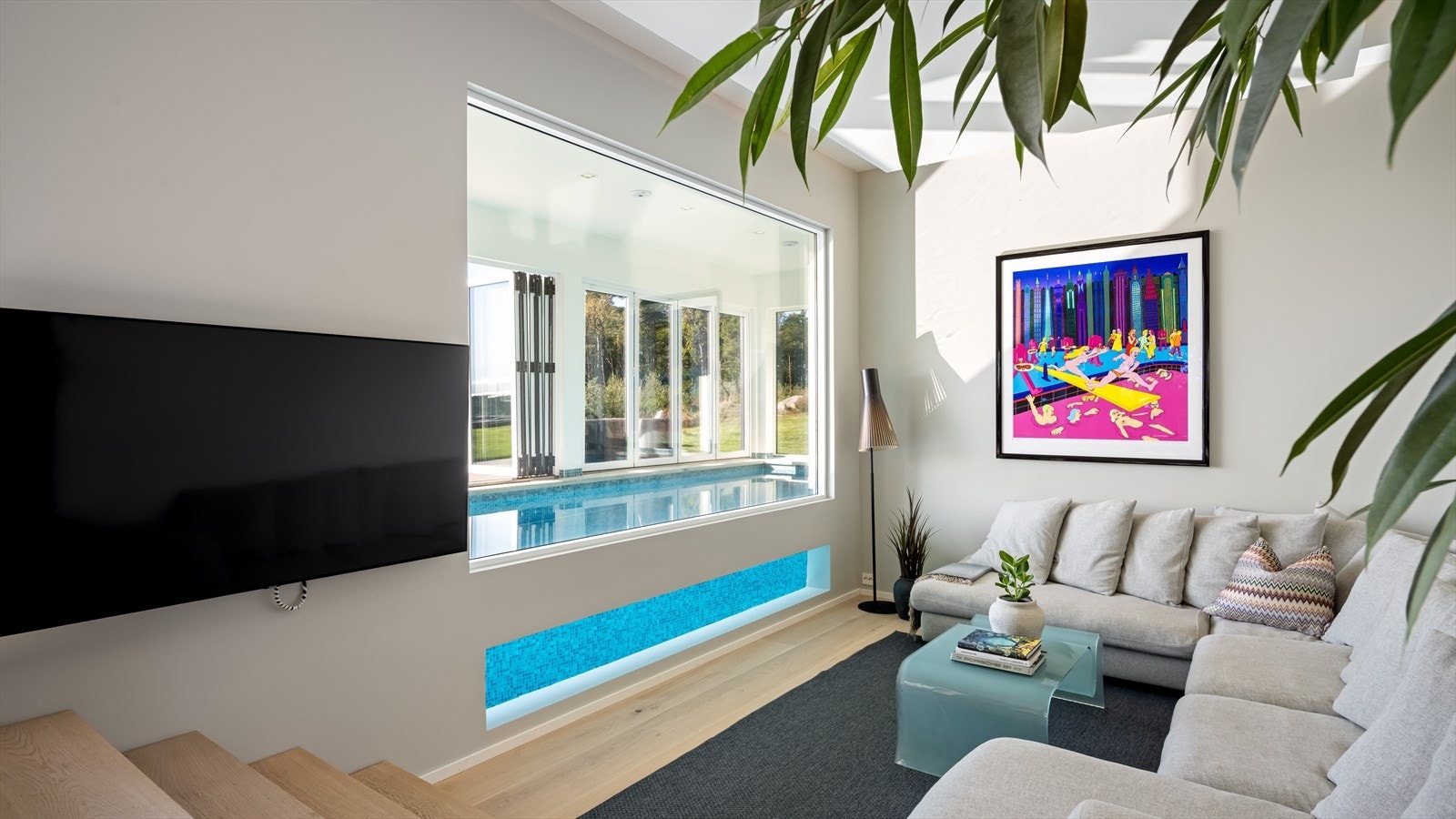 En flott detalj er det at man har lagt inn vindu under vann i bassenget Galleribilde