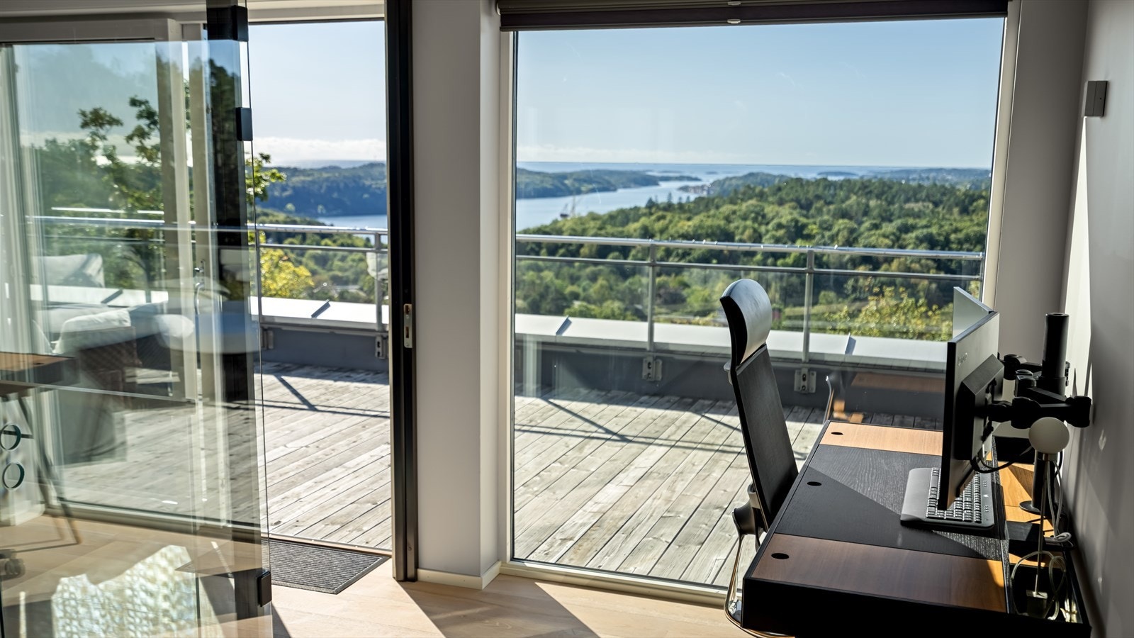 Her har man utgang til en gedigen takterrasse Galleribilde